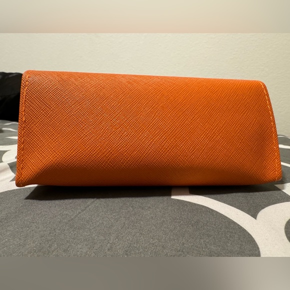 Tory Burch sunglasses case. Fits Sunglasses 144mm frame(regular sized glasses) - Picture 5 of 6